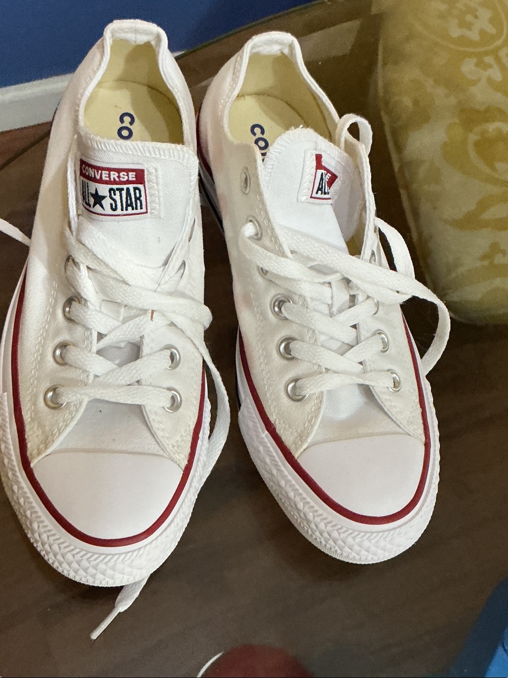 Converse Kids Low Top Sneakers in White with Red Accent men’s 6 women 8 great